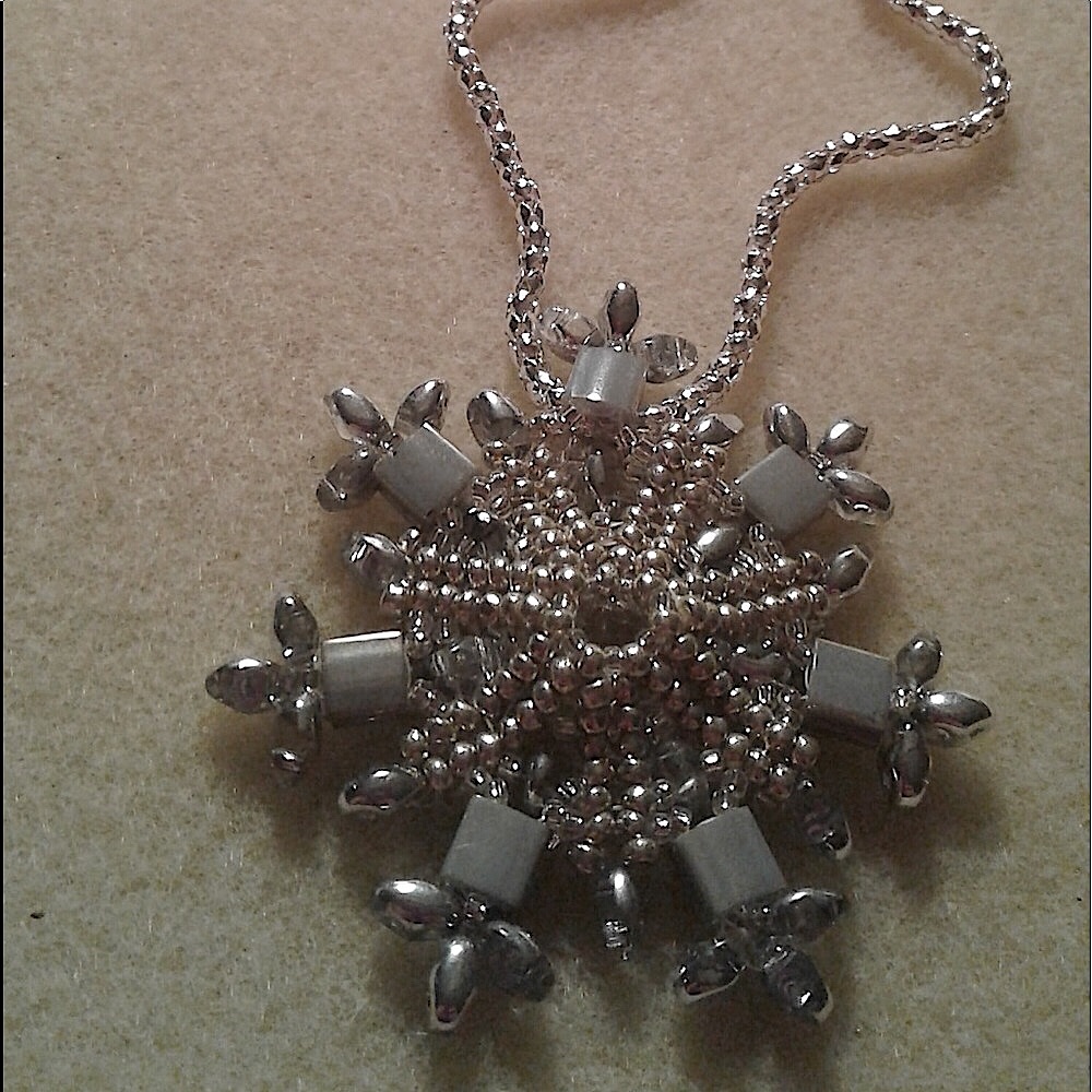 “Snowflake” Beaded Completely Reversible Necklace. - image 3